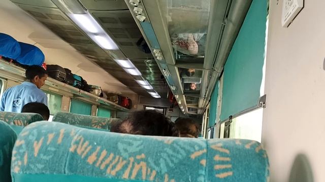 В поезде разносят чай и пирожки! смотреть онлайн