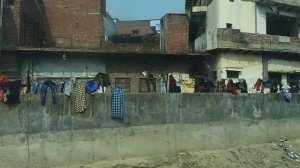 Вывеска белья и мусор на подъезде к Агре!