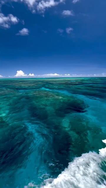 Море- это безбрежное водное пространство.Оно поражает и притягивает взгляд. смотреть онлайн