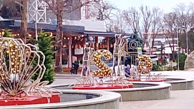 Театральная площадь в Анапе после сильного ураганного ветра 3 января 2026 года. смотреть онлайн