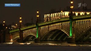 Мосты в Санкт-Петербурге подсветили в цвета ленты Ленинградской победы: кадры.