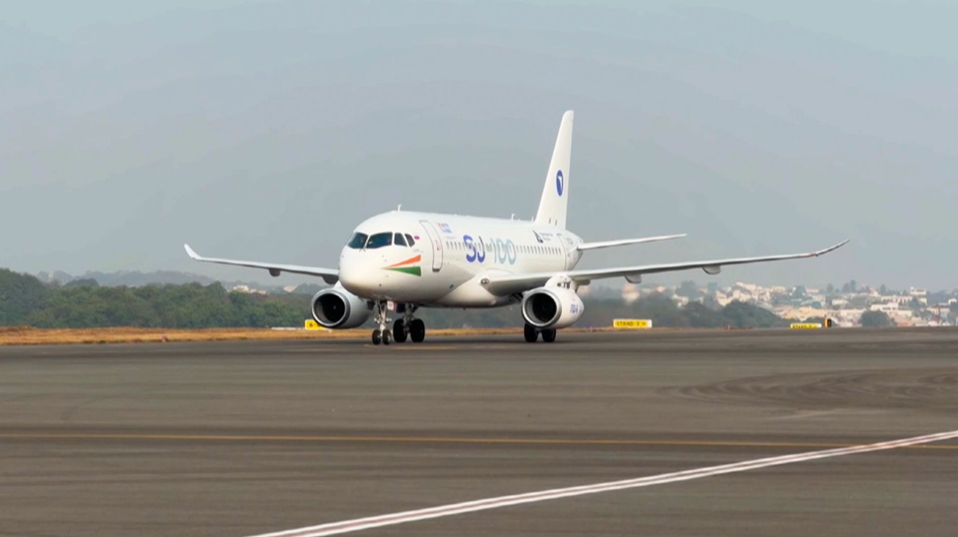 Российские Ил-114-300 и SJ100 прилетели на выставку в Индию смотреть онлайн