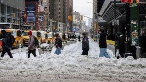 Жгут костры дома: снегопад в США унес жизни 26 человек