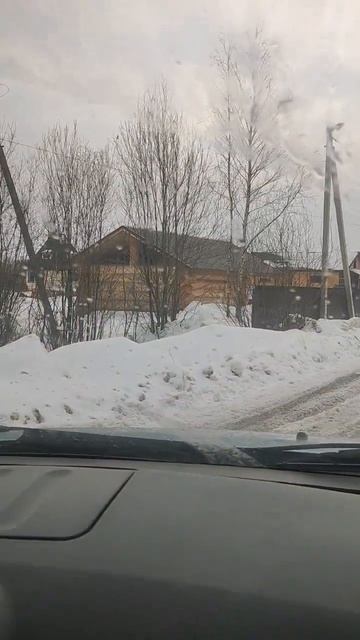 Баня из очень толстых дорогих бревен — это чтоб соседей жаба задавила. Не разделяю я такого.