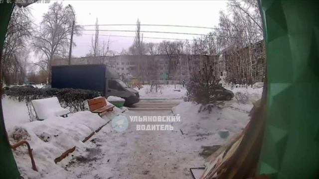 Сегодня ориентировочно в 09:37 был задет опель астра на ул. Тельмана 42 между 2 и 3 подъездом. Видео смотреть онлайн