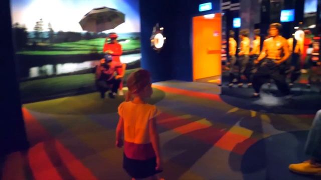 Настя и забавные игрушки играют на детской площадке Ви смотреть онлайн