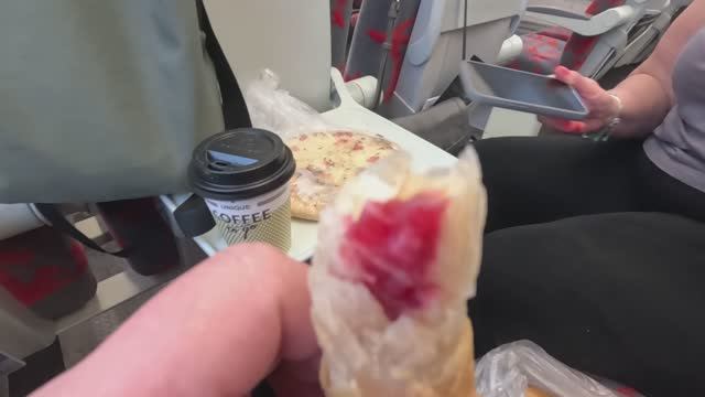 По прежниму едем на поезде. Едим фастфуд и выбираем подарки на новый год. Скоро при едим. смотреть онлайн