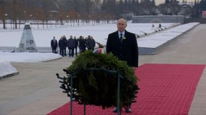 Путин почтил память погибших в годы блокады ленинградцев на Пискаревском кладбище