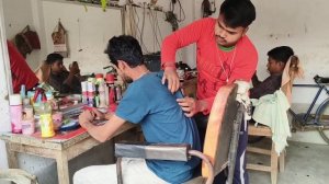 Молодой Парикмахер на обочине Дороги Делает Потрясающий Массаж Головы и Тела