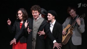 В Театре Наций представили спектакль-посвящение поэту-шестидесятнику Андрею Вознесенскому.