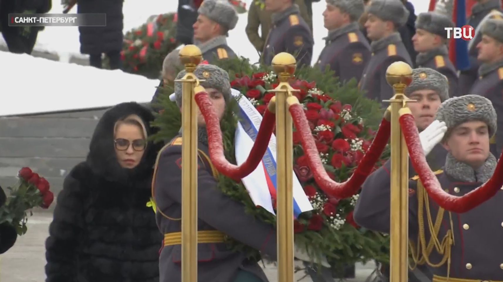 На Пискаревском кладбище почтили память жертв блокады Ленинграда смотреть онлайн