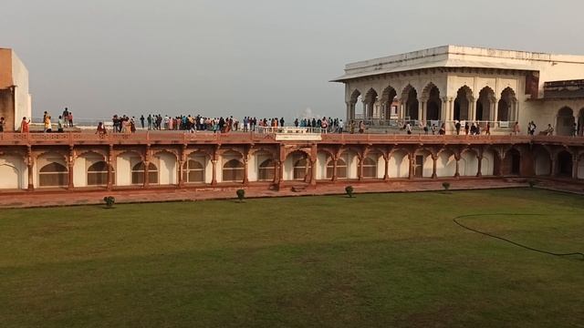 Туристов тут много! смотреть онлайн