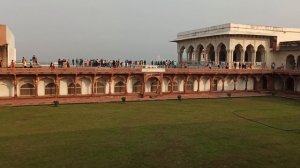 Туристов тут много!