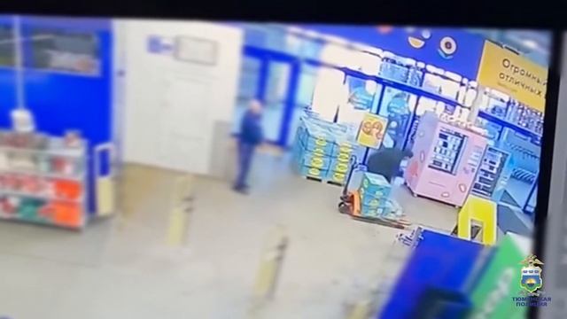 Бизнесмен уличён полицией в краже 1,4 тонны огурцов и 400 кг бананов из двух гипермаркетов в Тюмени смотреть онлайн