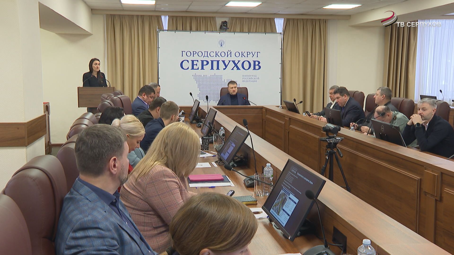 В Серпухове снег убирают круглосуточно смотреть онлайн