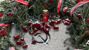 На Пискаревском кладбище возложили цветы в День освобождения Ленинграда от блокады