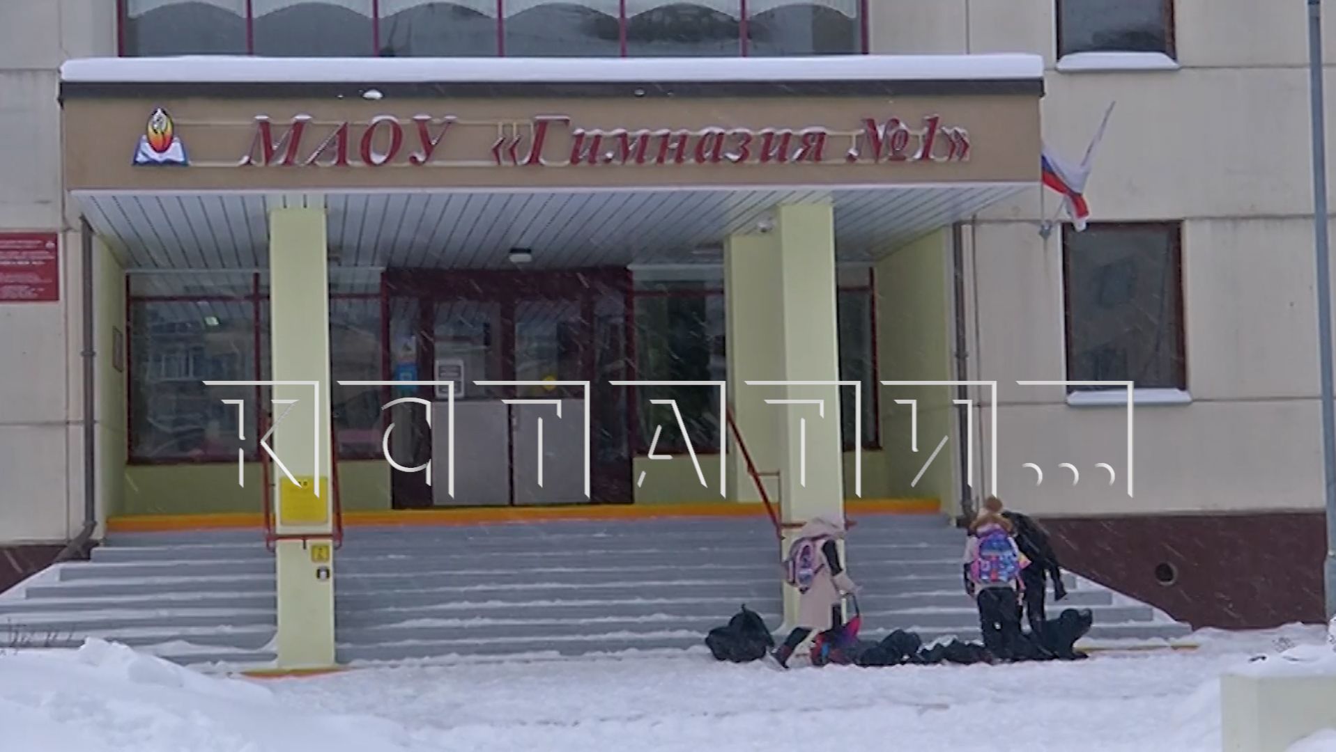 Чтобы воспитать школьников, директор школы в лютый мороз не пустила их в школу и заставила мёрзнуть смотреть онлайн