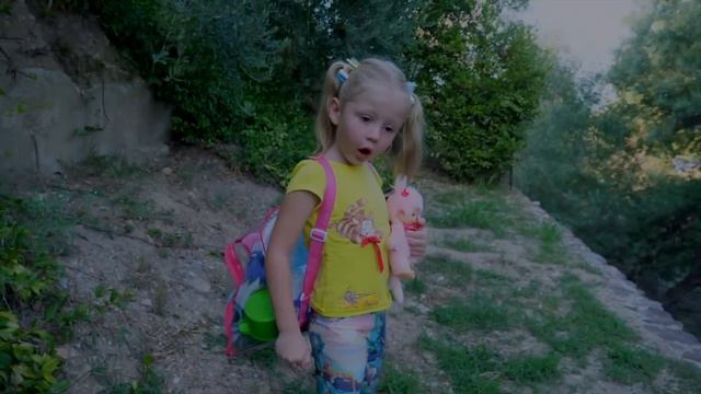 Настя спасает ежат в тёмном лесу смотреть онлайн