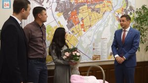 Без громких аплодисментов и повышения голоса: в мэрии Абакана чествовали первую горожанку 2026 года