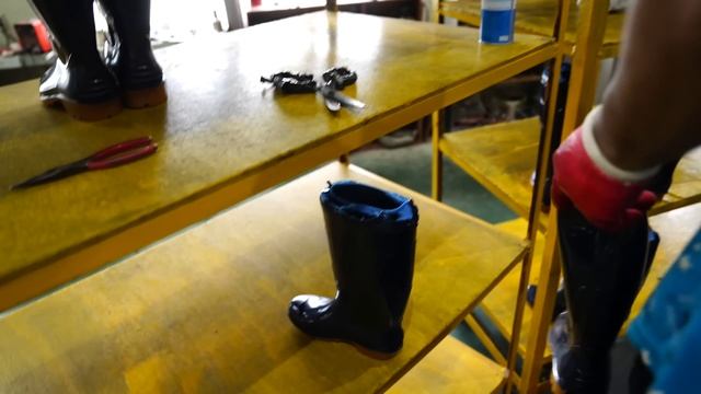 Процесс массового производства резиновых сапог. Фабрика по производству резиновых сапог в Корее. смотреть онлайн