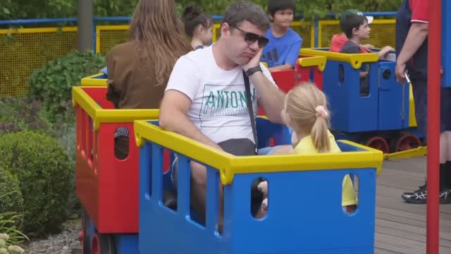 Настя и папа в парке аттракционов ⧸ Nastya and papa pretend play at the смотреть онлайн