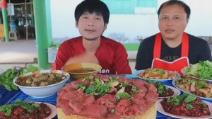 Сырое мясо с соусом, свежие овощи, остро и вкусно друзья!