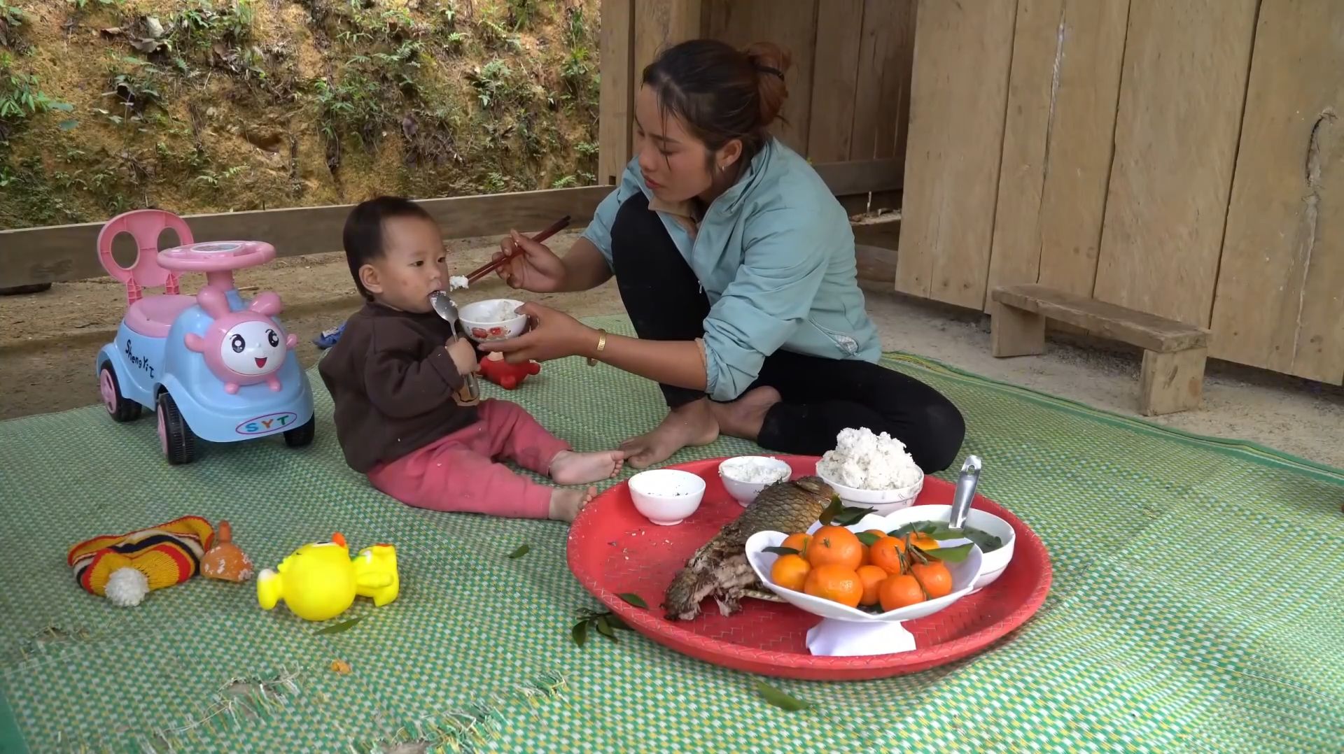 Мама поневоле. Дуонг. Сбор редиса для продажи, рыбалка и радость на колесах. Серия 37 смотреть онлайн