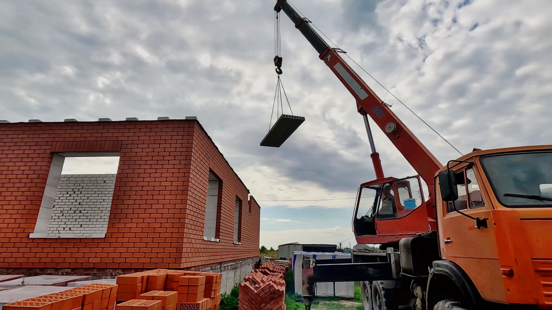 Дом растет вверх! Как мы перекрыли первый этаж. Считаем бюджет. смотреть онлайн