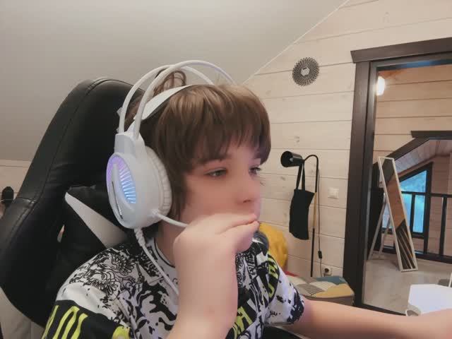 Данила купил наушники для стрима🎧 Данила снимает блог про видеоигры 🎮 смотреть онлайн