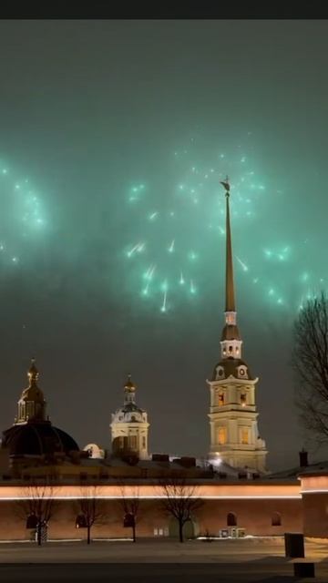 Торжественный салют прогремел над Невой в честь 82-й годовщины освобождения Ленинграда от блокады. смотреть онлайн