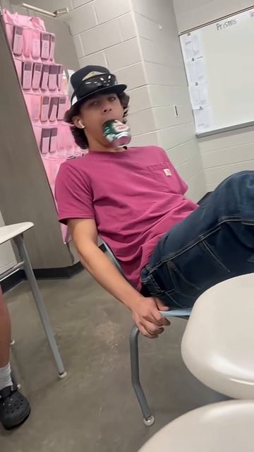 Учитель велел молчать — и он открыл банку с сюрпризом #shorts