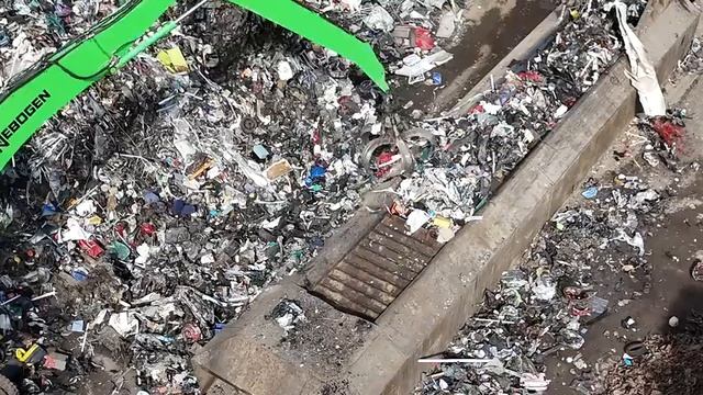 Огромная МЯСОРУБКА уничтожает автомобили 🚕🚘 Я посещаю свалку Norton в Ливерпуле смотреть онлайн