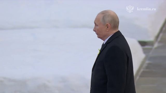 На_Пискарёвском_мемориальном_кладбище_в_Санкт_Петербурге1 смотреть онлайн