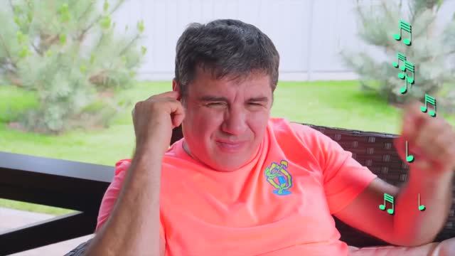 Настя ужасно поёт и мешает Папе - Nastya and Papa Pretend Play with Musi смотреть онлайн