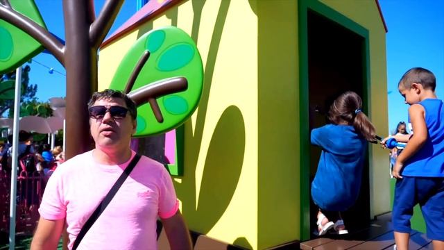 Настя и папа в парке Свинки Пеппы и Маши ⧸ Nastya and papa fun play смотреть онлайн