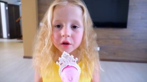 Настя ужасно поёт и мешает Папе  -  Nastya and Papa Pretend Play with Musi