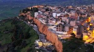 Итальянский город Нишеми оказался у края обрыва из-за оползня