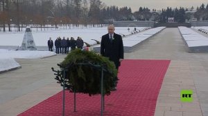 بوتين يضع إكليلا من الزهور على نصب "الوطن الأم" في مقبرة بيسكاريفسكويه التذكارية في بطرسبورغ