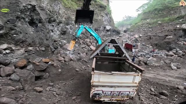 Строительство, экскаватор копает песок смотреть онлайн