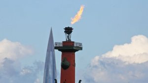 В Петербурге зажгли факелы Ростральных колонн в честь годовщины снятия блокады