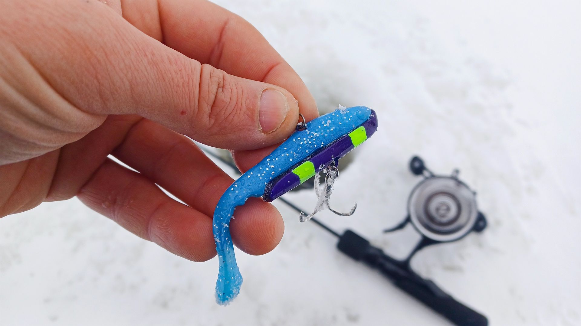 ЭТА приманка МЕНЯ НЕ ПОДВОДИТ! ДАЖЕ В ГЛУХОЗИМЬЕ КЛЮЁТ! Рыбалка на судака зимой в 2026 смотреть онлайн