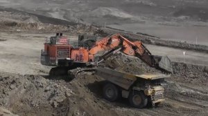 Экскаватор Hitachi EX2600 начинает загружать вскрышные породы в самосвалы