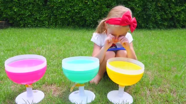 Настя и забавные игрушки играют на детской площадке Ви смотреть онлайн