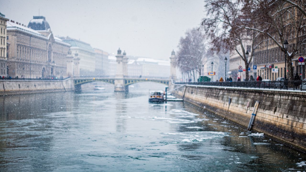 Будапешт в снегопаде редкое зимнее настроение у реки Дунай 🌨️ смотреть онлайн