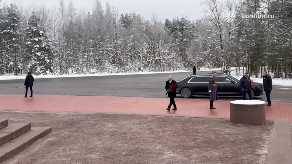 Владимир Путин принимает участие в памятных мероприятиях, приуроченных к 82-й годовщине полного о... смотреть онлайн