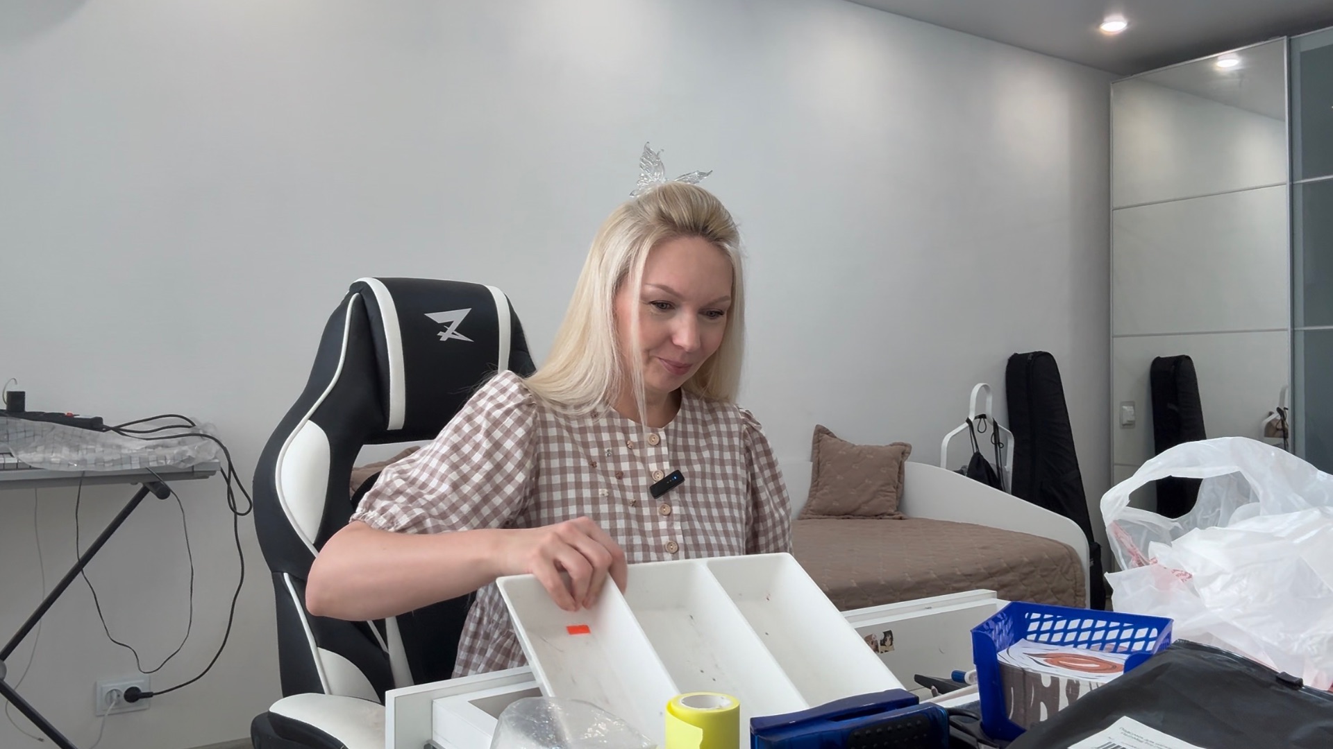 Навожу порядок у сына-бизнесмена в ящике стола смотреть онлайн