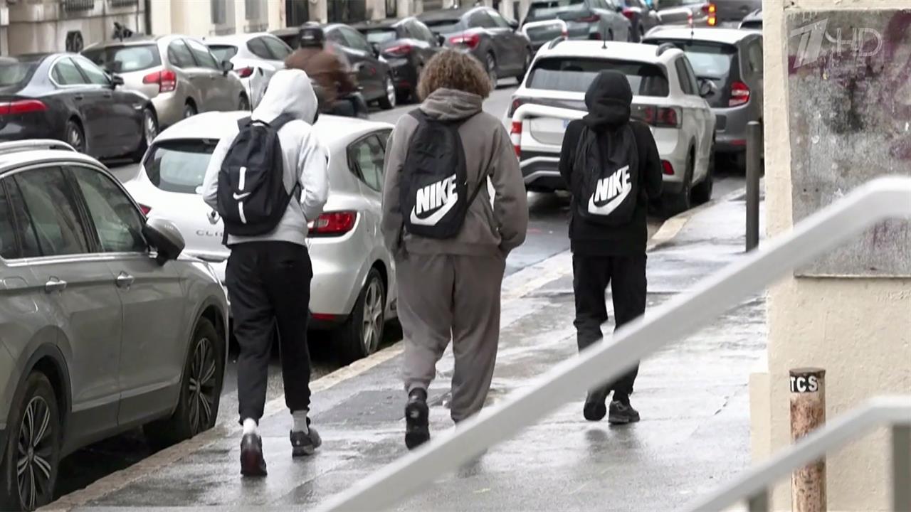 Во Франции детям и подросткам до 15 лет планируют запретить пользоваться социальными сетями. смотреть онлайн