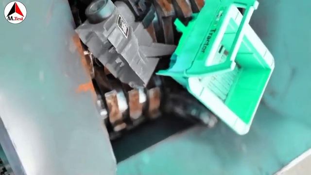 Самый безумный момент измельчения! Гигантская шина и металл против измельчителя смотреть онлайн