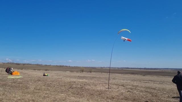 Тренировки в сильный ветер Параплан - полёт на точность посадки в мишень Парапланеризм ЗОЖ в небе смотреть онлайн