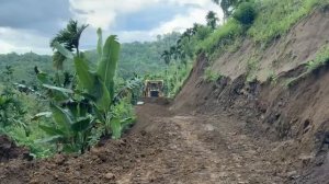 Ужасная работа! Бульдозер CAT D6R строит новую дорогу на горном утесе